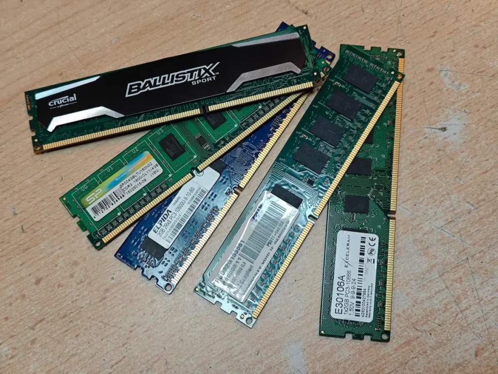 Različite vrste desktop i laptop RAM memorija spremne za ugradnju