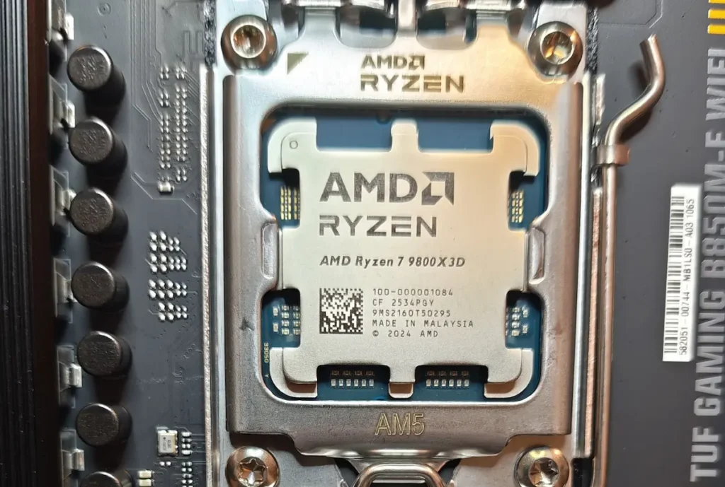 Ugradnja procesora AMD Ryzen 7 9800X3D u AM5 matičnu ploču u servisu