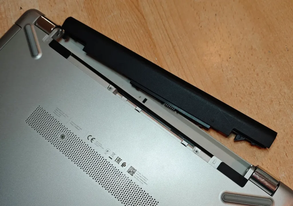 Skidanje i zamena spoljašnje baterije na laptopu