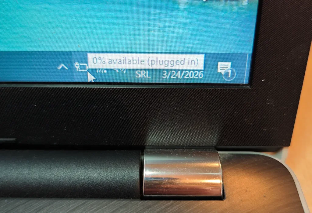 Laptop prikazuje 0 procenata baterije uključeno u struju