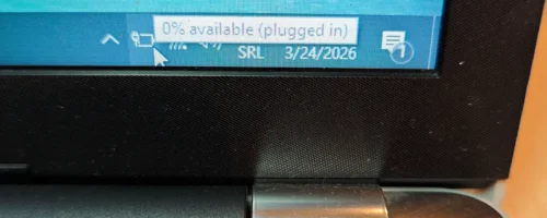 Laptop prikazuje 0 procenata baterije uključeno u struju