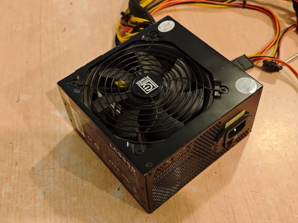 LC Power napajanje sa tihim ventilatorom, idealno rešenje za stabilan napon i dugotrajan rad računara