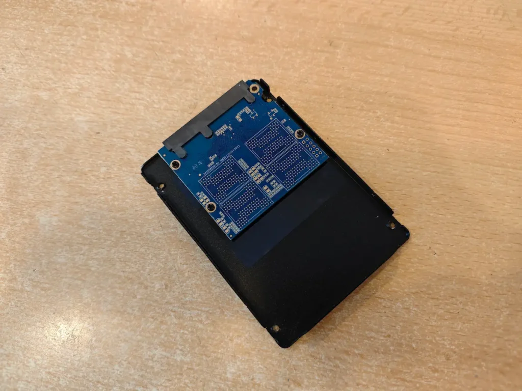 Delimično otvoreno plastično kućište SSD diska sa prikazom unutrašnje elektronike