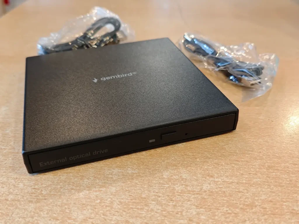 Povezivanje eksternog DVD rezača preko USB kabla