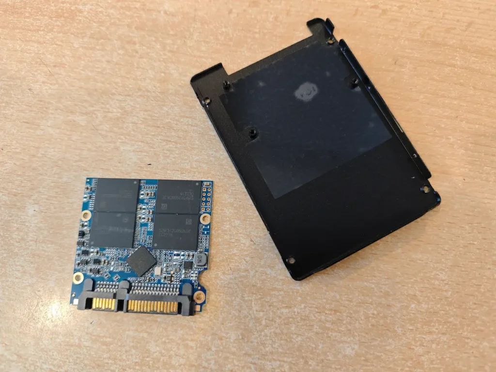 Štampana ploča SSD diska izvađena iz kućišta koja pokazuje odsustvo mehaničkih delova