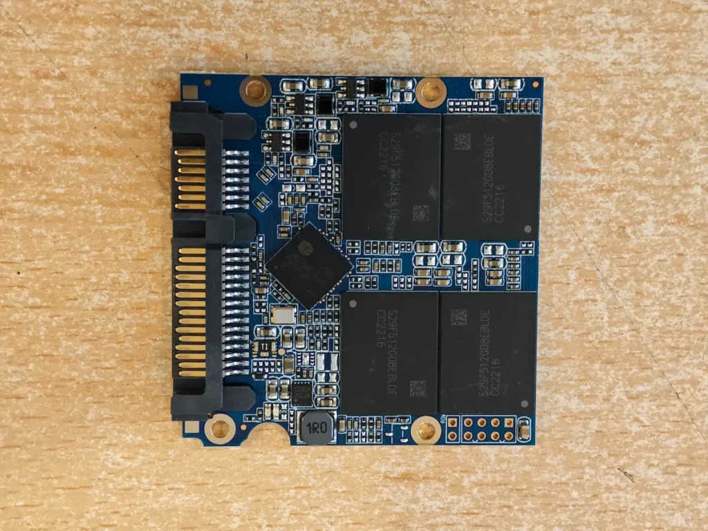 Makro prikaz SSD kontrolera i NAND fleš memorijskih čipova na štampanoj ploči