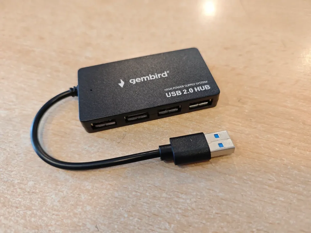 Standardni USB 2.0 hub idealan za miševe i tastature