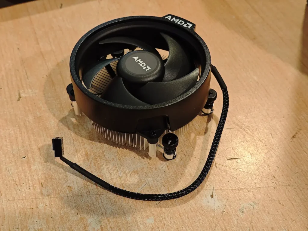 Fabrički AMD Wraith kuler koji dolazi uz Ryzen procesore