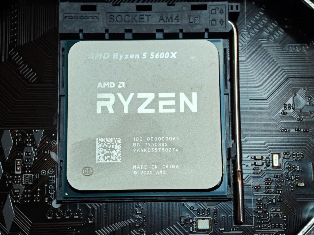 AMD Ryzen 5 5600X procesor spreman za instalaciju naprednog hladnjaka