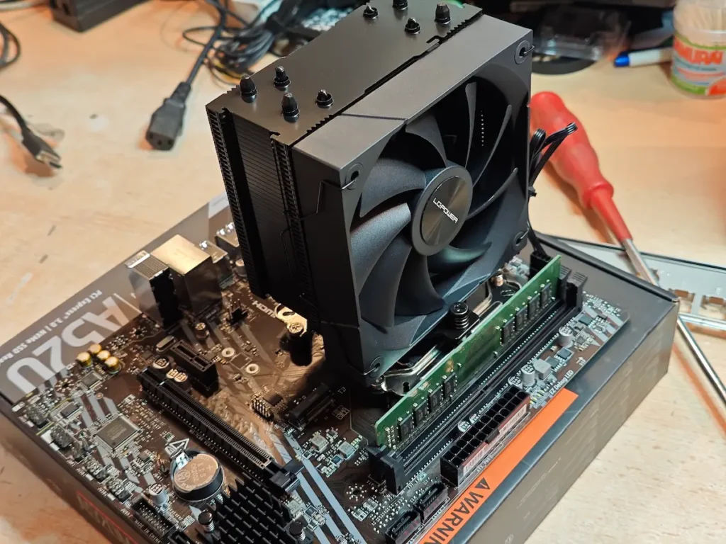 Ugrađen LC Power LC-CC-120 kuler na AMD matičnu ploču u servisu MKračunari