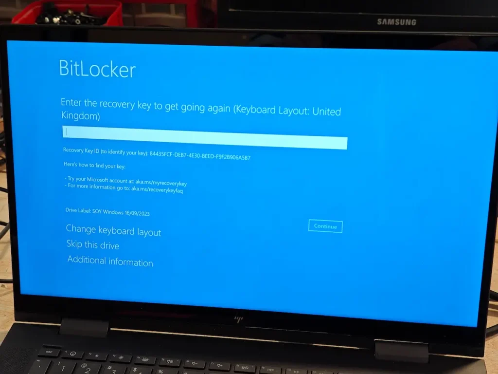 Plavi ekran BitLocker recovery na laptopu koji traži ključ za otključavanje