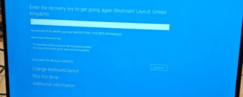 Plavi ekran BitLocker recovery na laptopu koji traži ključ za otključavanje
