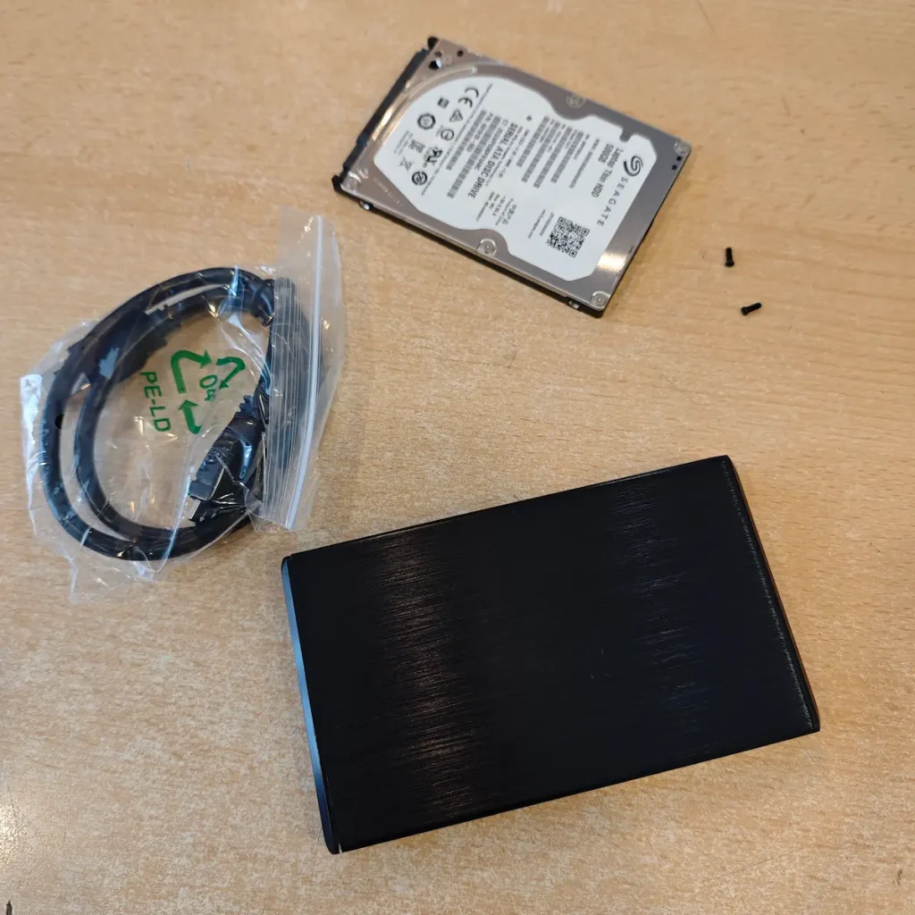 Rasklopljena USB fioka i stari hard disk od 500GB spremni za spajanje