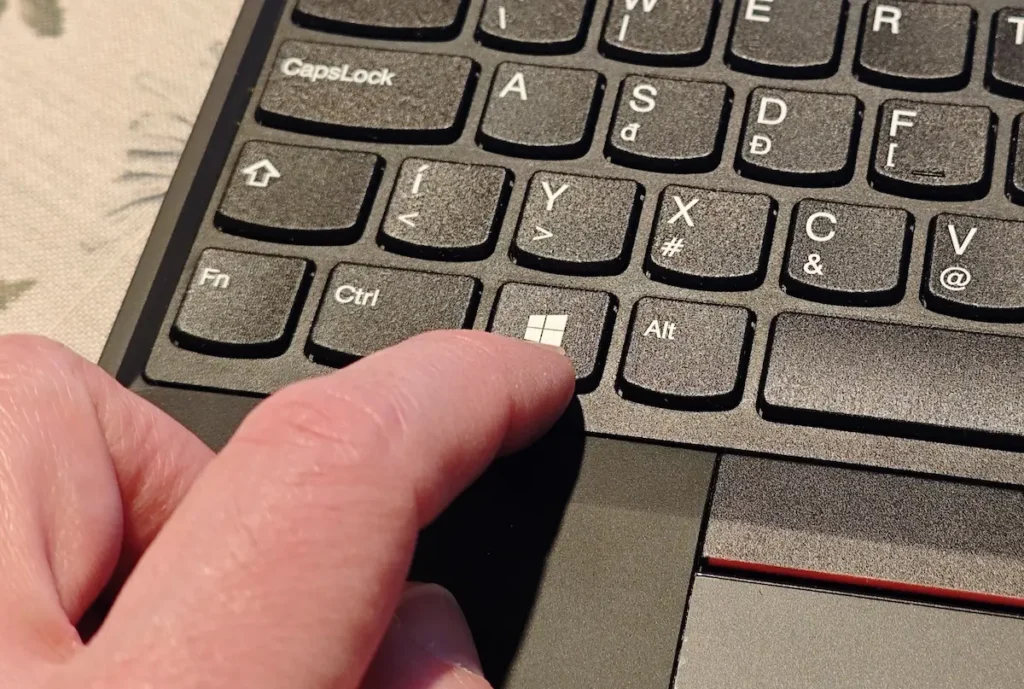 Pritisak prstom na Windows taster na tastaturi laptopa