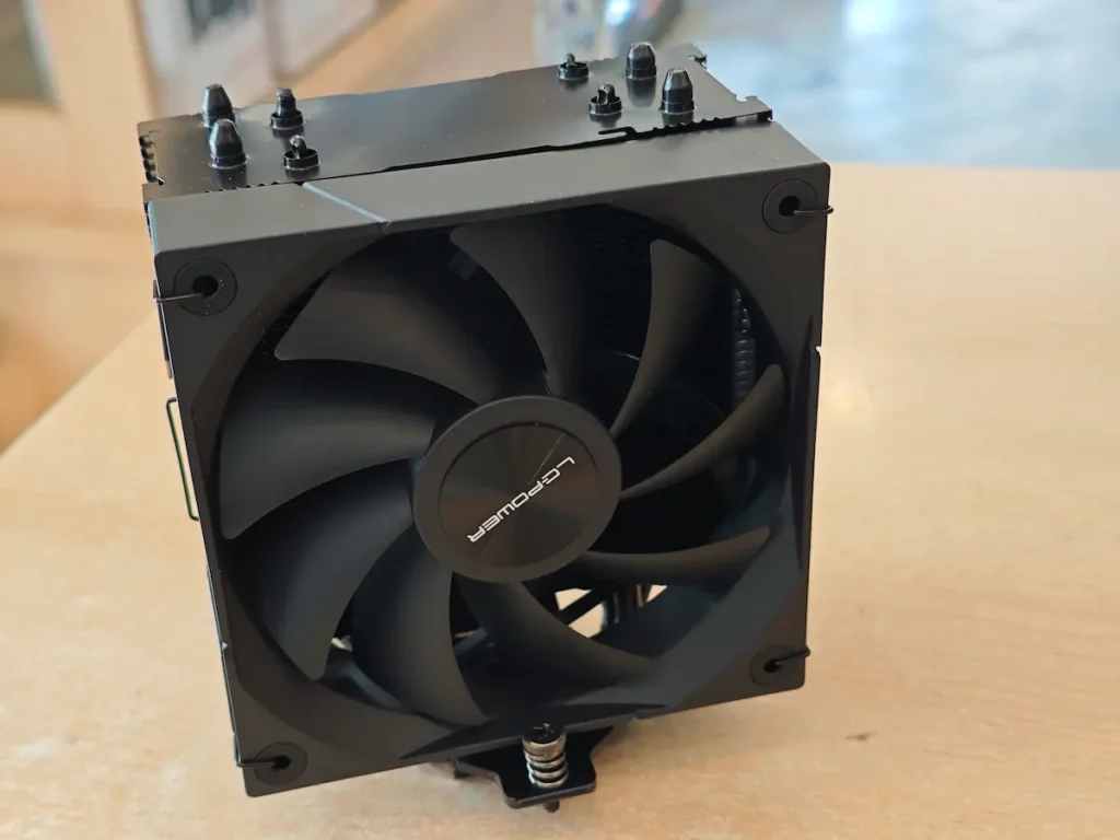 Pogled iz drugog ugla na masivni LC Power kuler koji pokazuje aluminijumska rebra i heatpipe cevi