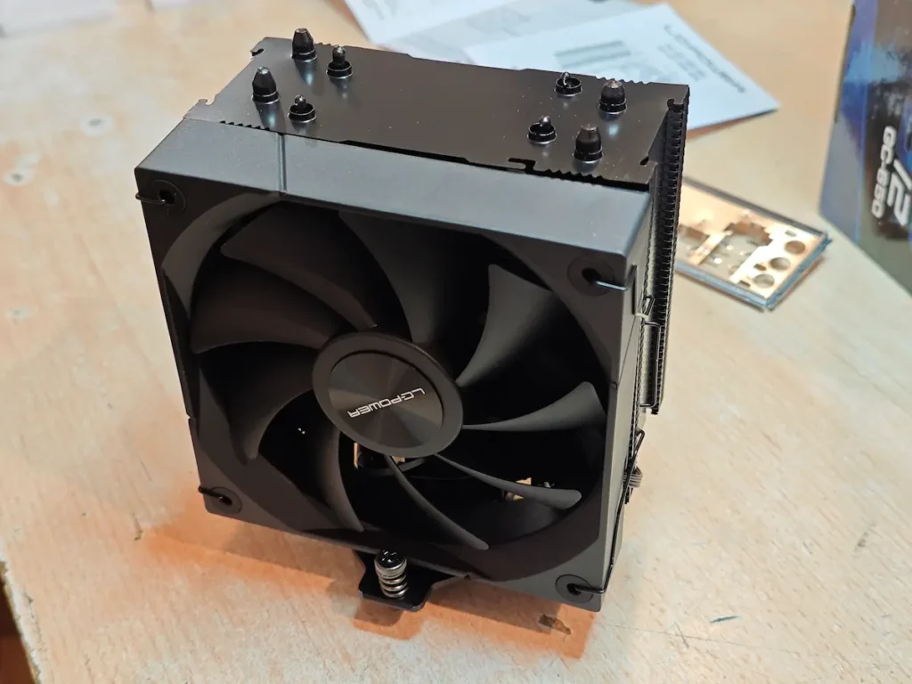 Masivni crni LC Power kuler serije 120 za efikasno hlađenje procesora