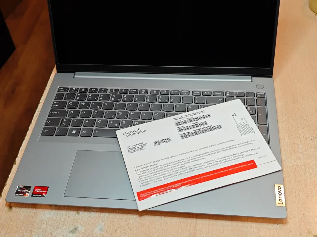 Lenovo laptop sa OEM licencom za legalan Windows 11 Pro u MKračunari servisu