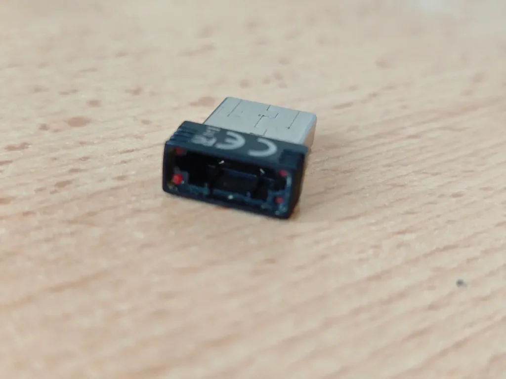 Prazno plastično kućište USB prijemnika iz kog je ispala elektronika