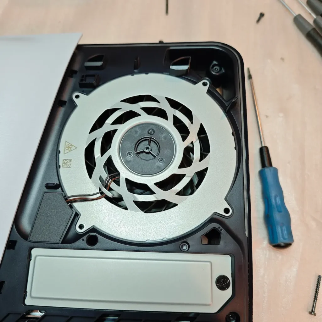 Potpuno očišćen i servisiran kuler na PlayStation 5 konzoli