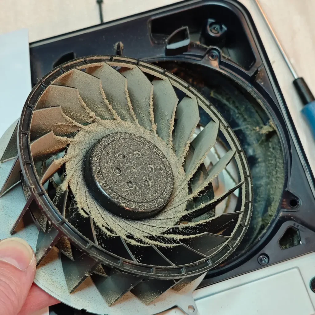 Ekstremno prljav ventilator Sony PS5 konzole pun prašine izvađen tokom servisa