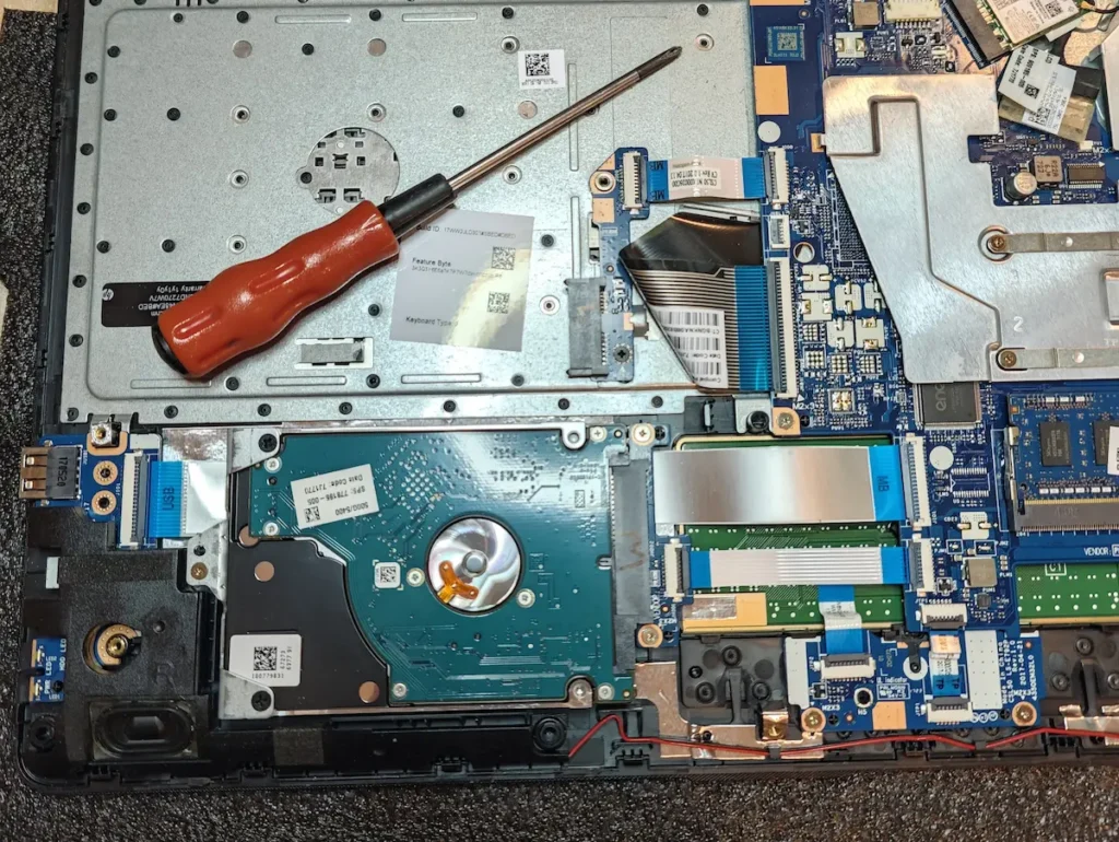 Otvoren laptop spremam za vađenje starog diska i ugradnju SSD-a