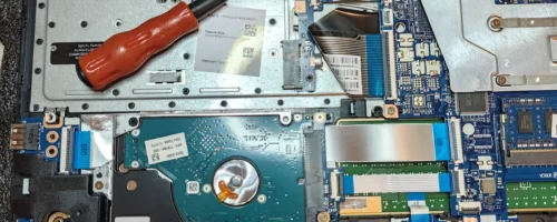 Otvoren laptop spremam za vađenje starog diska i ugradnju SSD-a