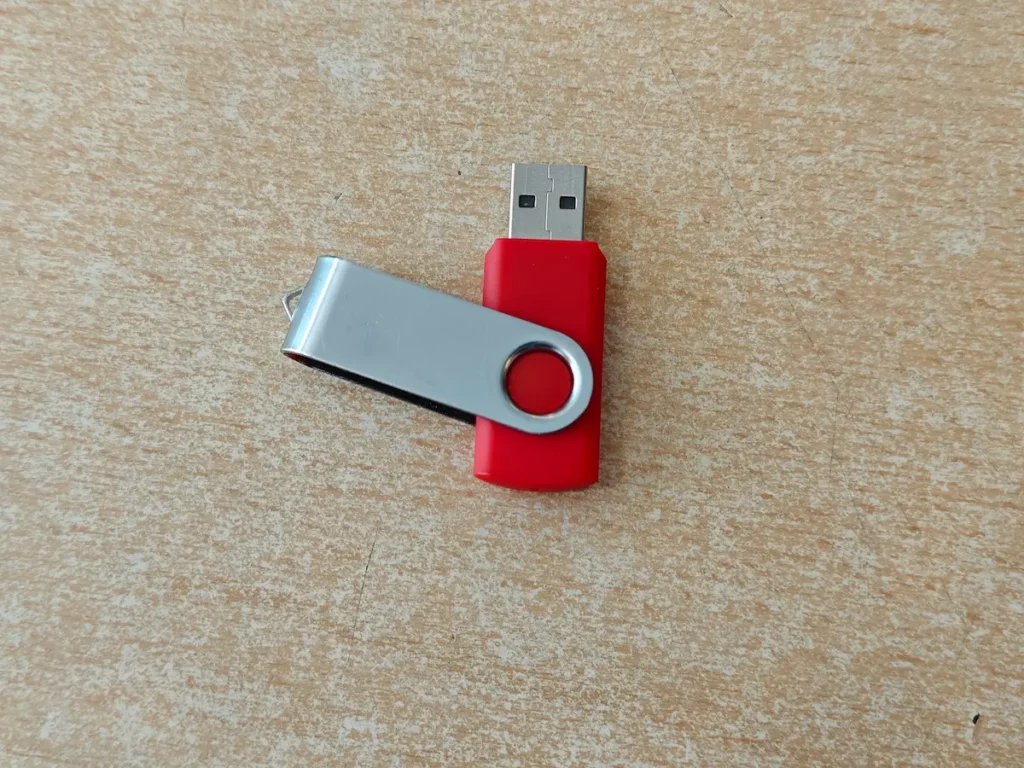 Crvena USB fleš memorija za prenos podataka