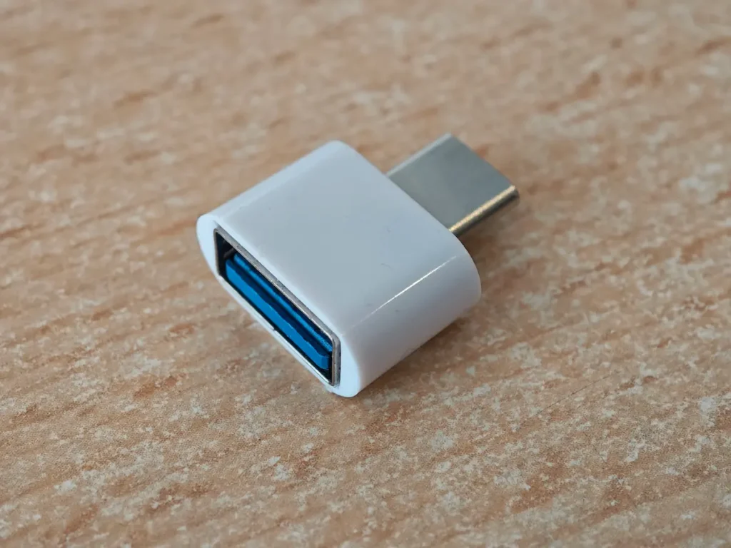 Beli adapter sa USB Type-C na standardni USB Type-A konektor