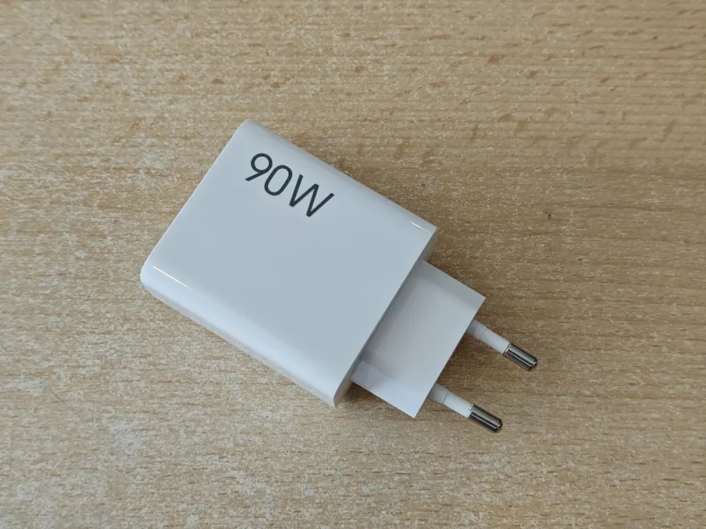 Beli punjač za laptop snage 90W sa Type-C priključkom