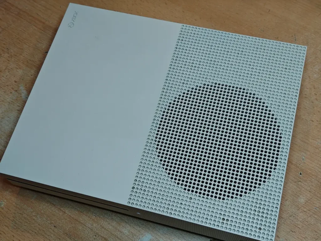 Xbox One S konzola spremna za čišćenje i servis