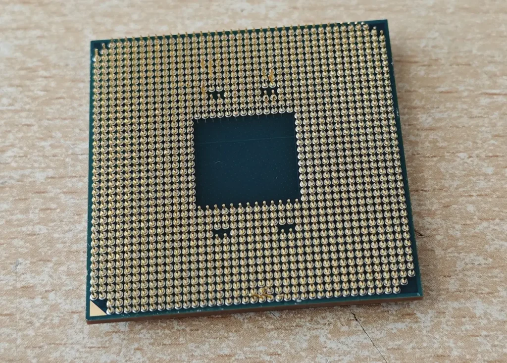 Iskrivljene iglice na donjoj strani AMD Ryzen procesora