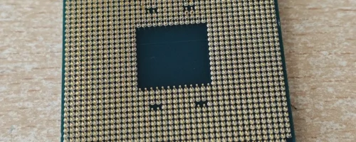 Iskrivljene iglice na donjoj strani AMD Ryzen procesora