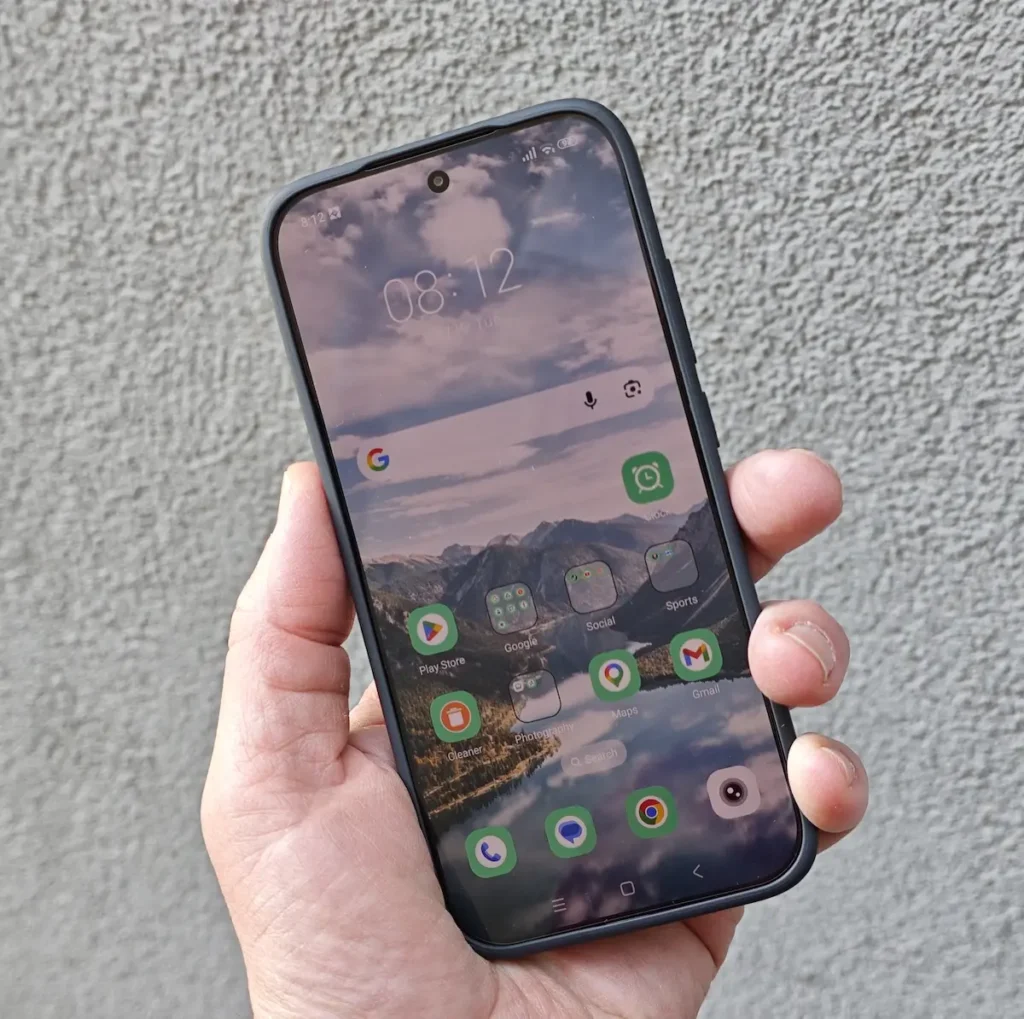 Poco X8 Pro telefon u ruci, prikaz prednje strane