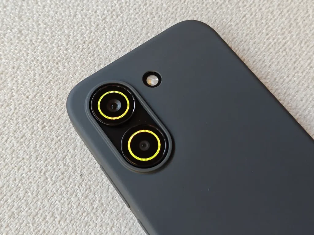 Zadnja kamera Poco X8 Pro telefona sa upaljenim RGB svetlom za notifikacije