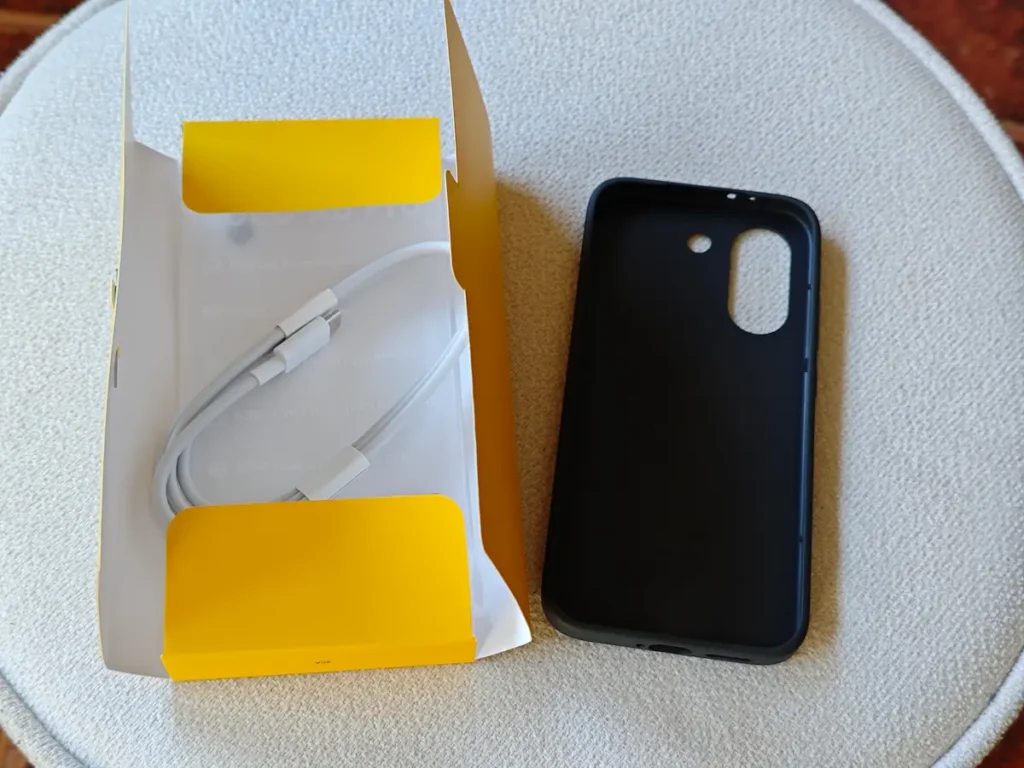 Sadržaj Poco X8 Pro pakovanja koji uključuje masku i Type-C kabl, bez strujnog adaptera