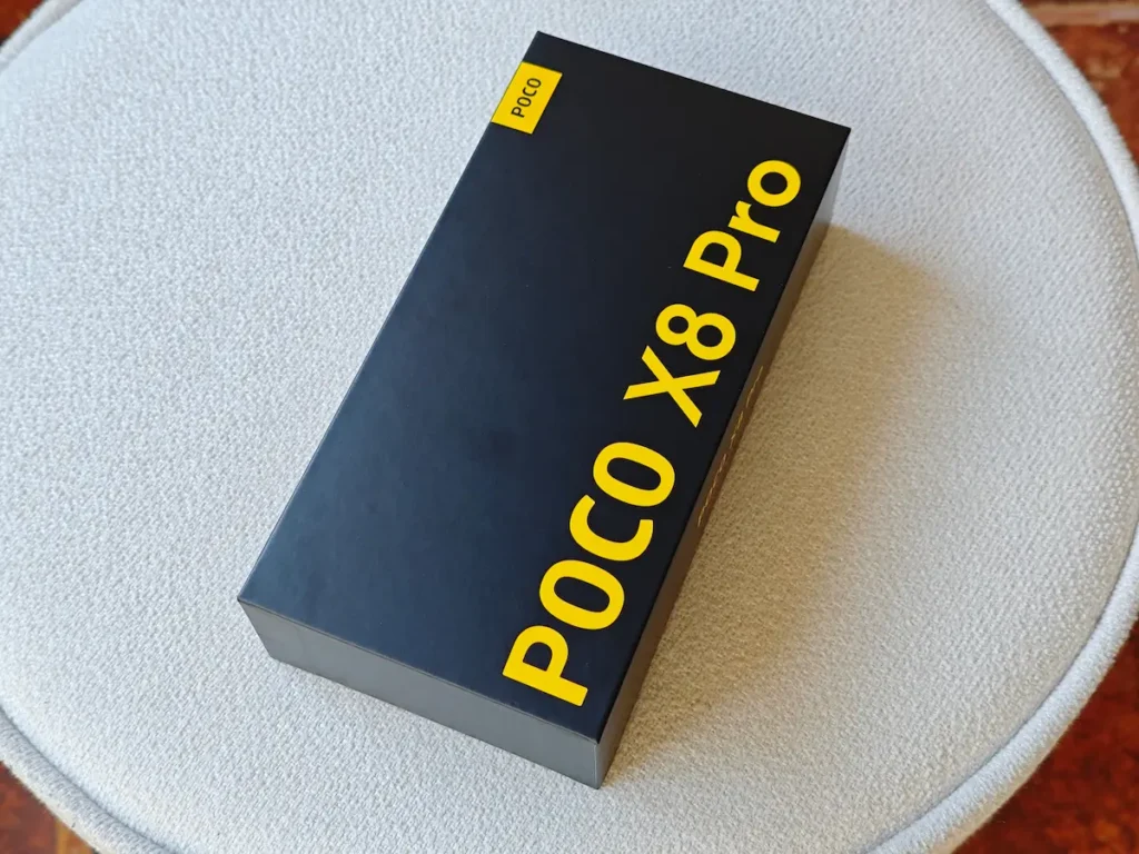 Crna kutija sa žutim natpisom za Poco X8 Pro mobilni telefon