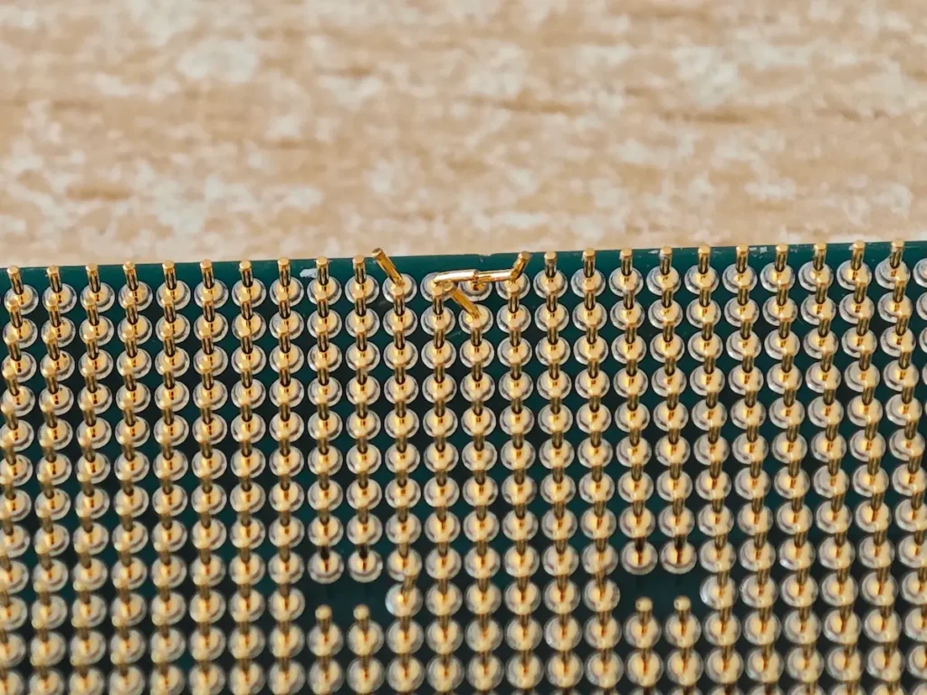 Krupni kadar oštećenih i pokrivljenih pinova na AMD procesoru