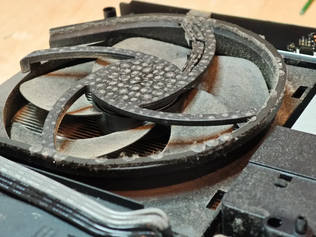 Krupni kadar prljavog ventilatora u Xbox konzoli koji otežava hlađenje