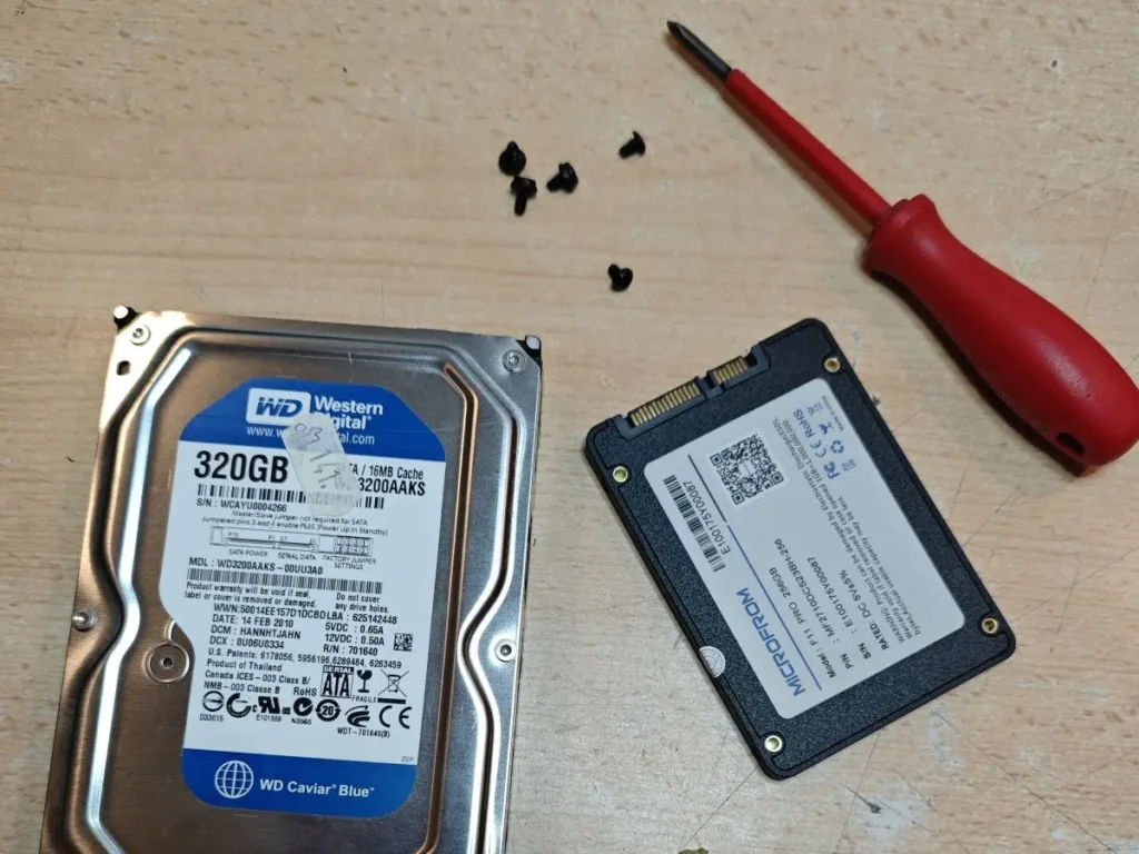 Poređenje klasičnog Western Digital hard diska i novog SSD uređaja na radnom stolu servisera