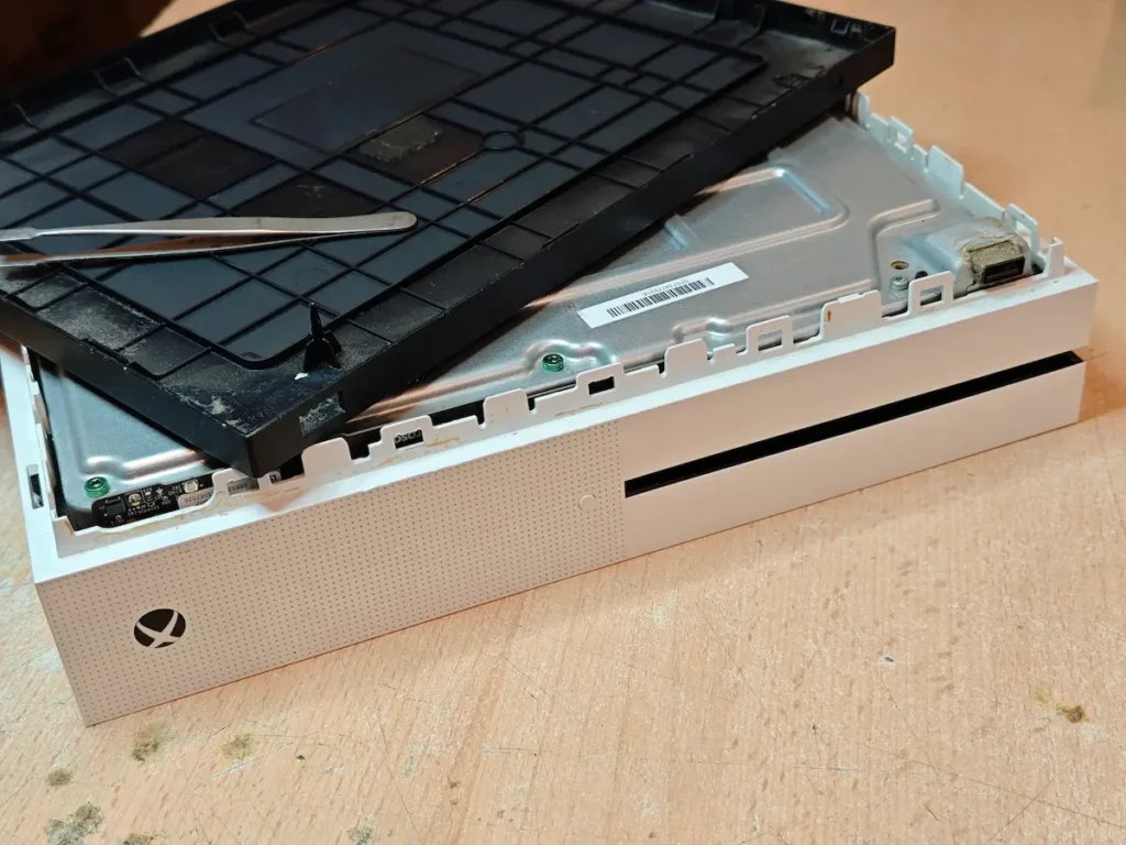 Uklonjen donji plastični poklopac Xbox One S konzole koji krije metalnu šasiju
