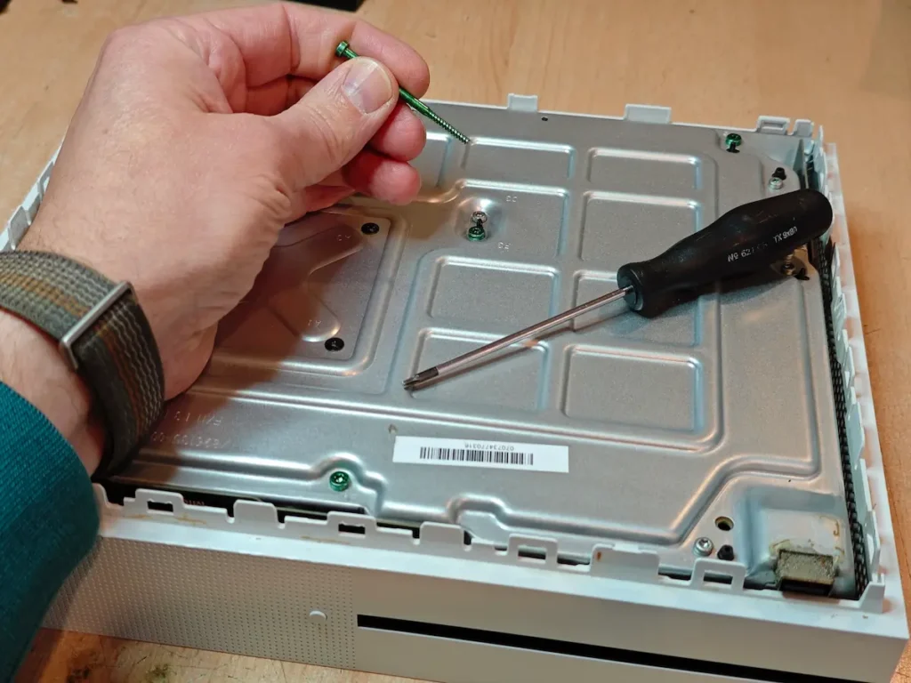 Skidanje dugačkih šrafova koji drže sistem za hlađenje na Xbox konzoli