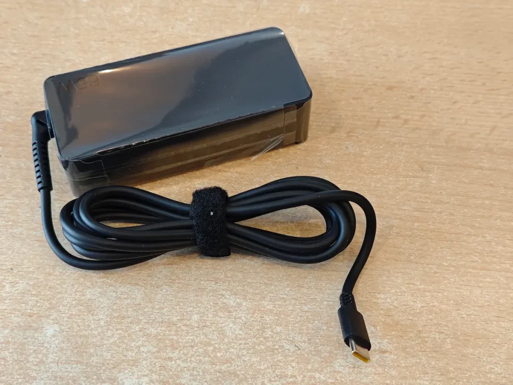 Crni laptop punjač snage 65W sa integrisanim Type-C kablom