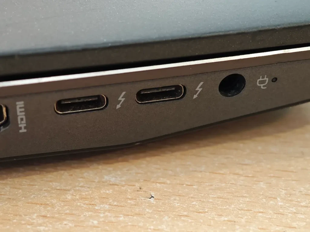thunderbolt-port-oznaka-laptop.webp