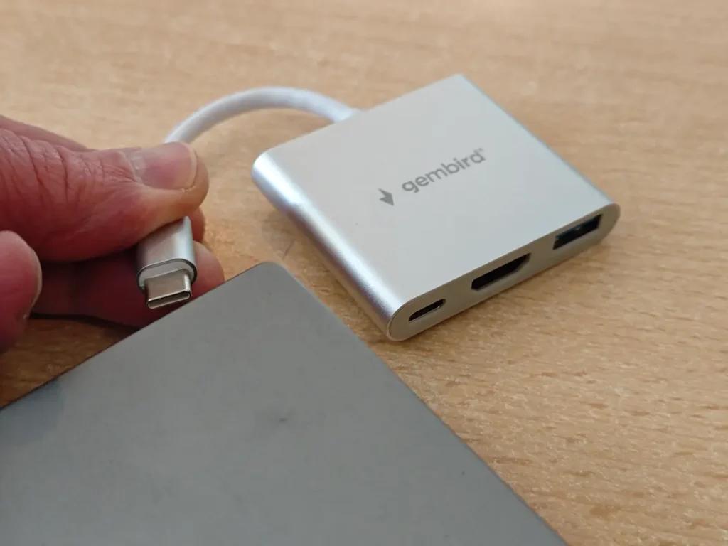 Povezivanje Gembird USB-C docking stanice za proširenje portova na laptopu