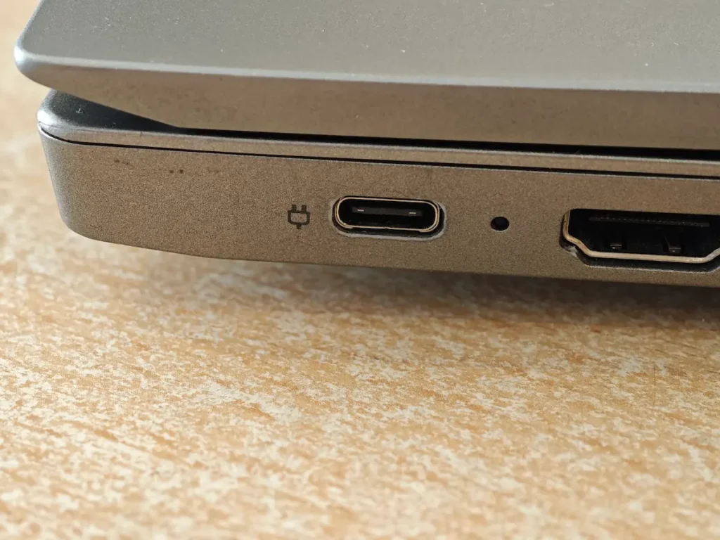 SB Type-C port na laptopu sa oznakom za punjenje