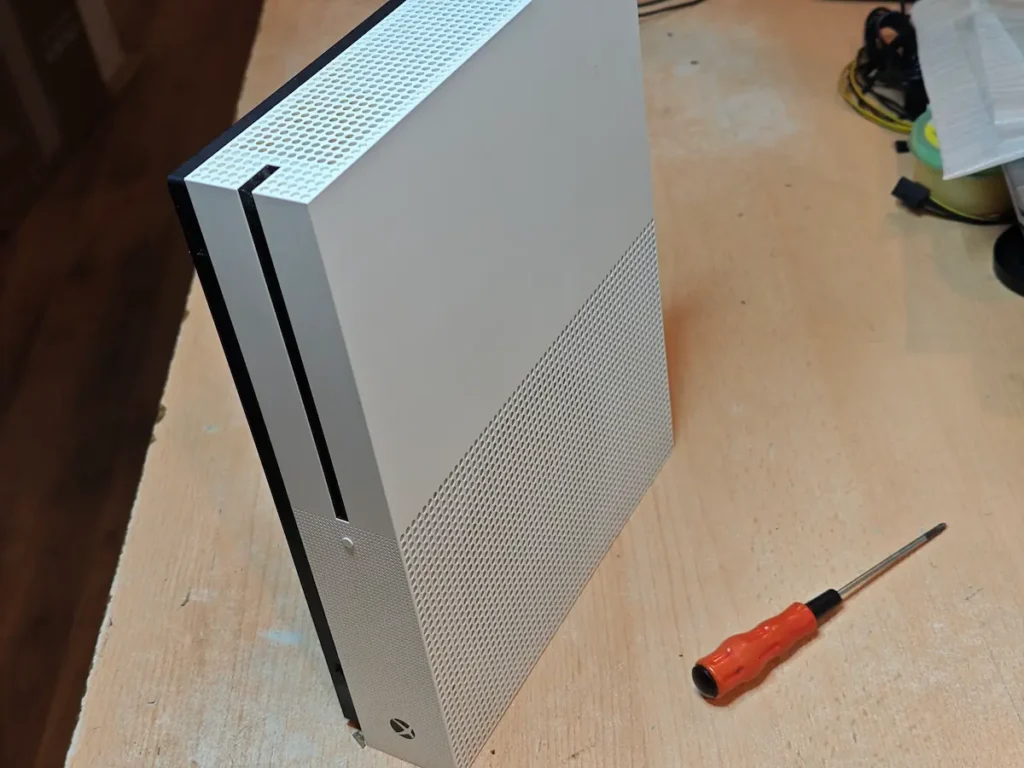 Xbox One S konzola pre otvaranja i početka čišćenja