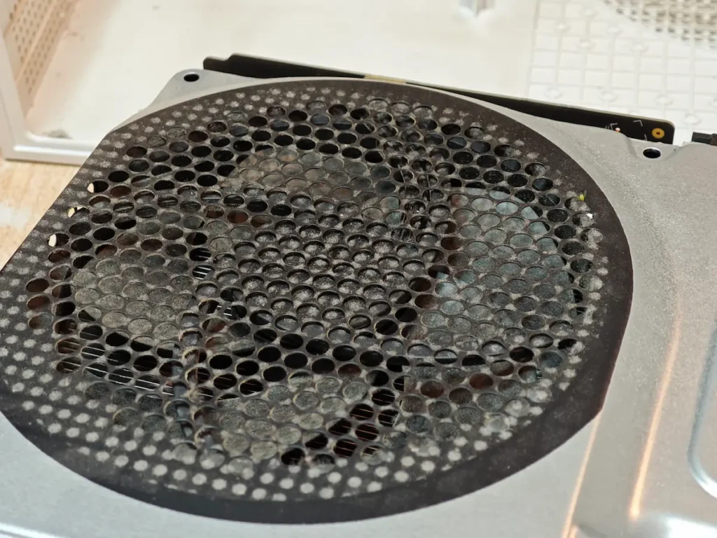 Mrežica ventilatora na Xbox konzoli zapušena od nakupljene prašine
