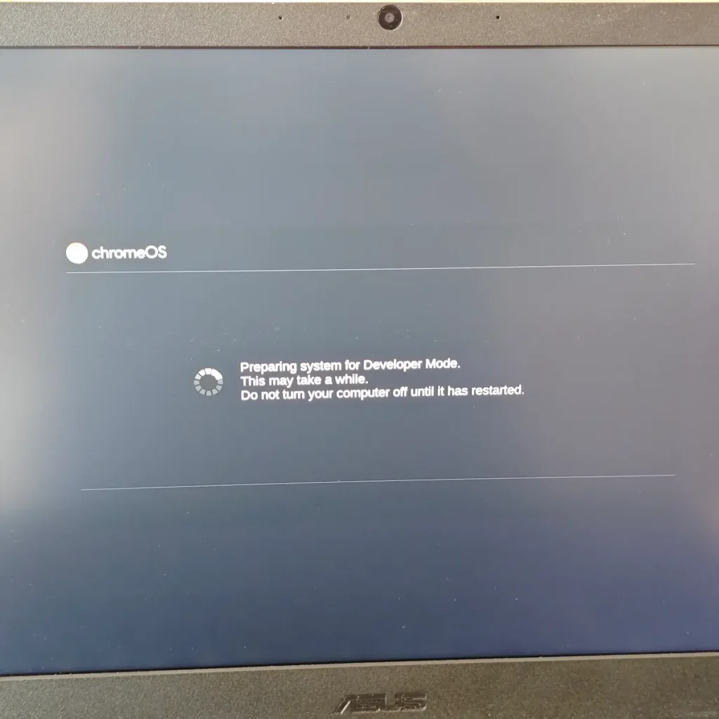 Ekran Chromebooka koji prikazuje pripremu sistema za Developer Mode