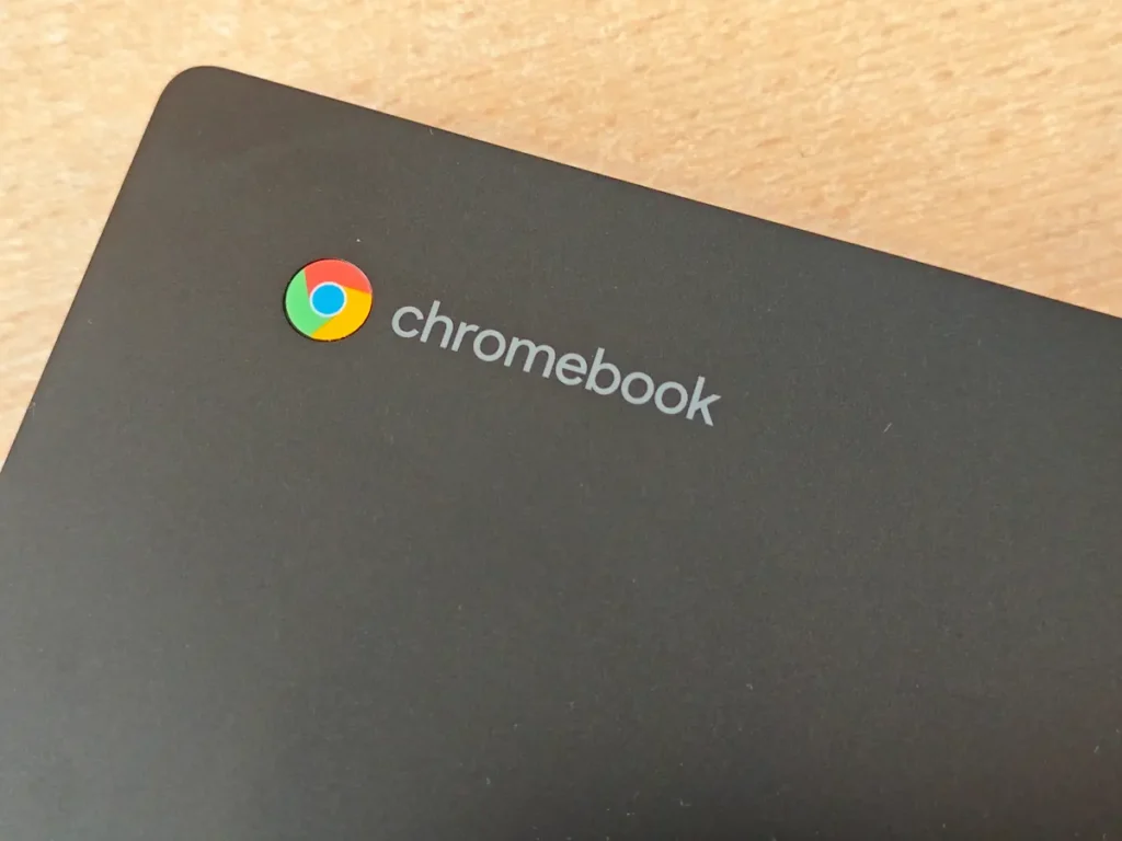 Krupan plan Chromebook logoa na kućištu laptopa