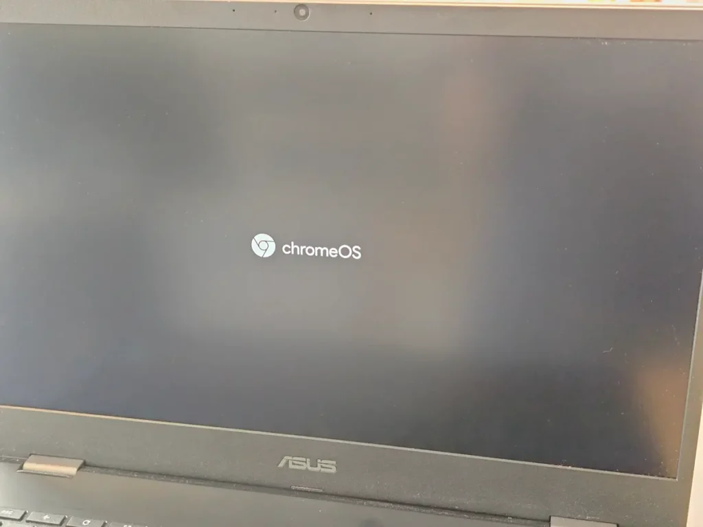 Ekran sa ChromeOS logom prilikom pokretanja Chromebook laptopa